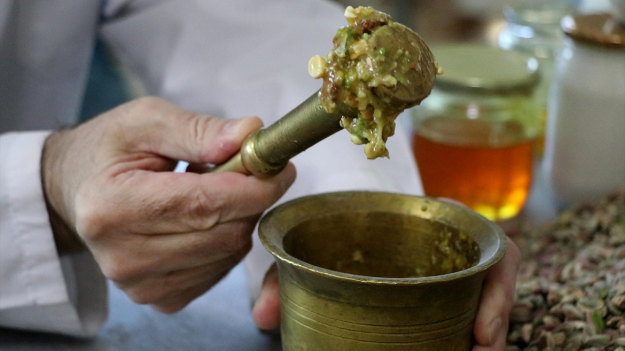 Şekerlemeci Meriç, yaptığı açıklamada, 40 yıldır saray mutfağındaki tatlı, ezme ve şekerlemeleri vatandaşlara sunduğunu söyledi.