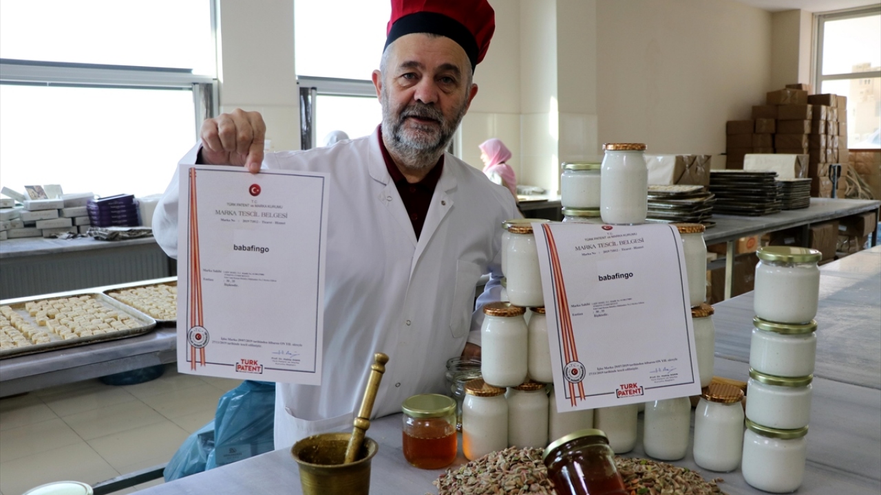 Efsaneye göre, Mısır`da Firavun`un zulmettiği Romanların lideri Baba Fingo, firavunun ordusundan saklanmak için Kızıldeniz`e giriyor ve bir daha çıkmıyor. Romanlar, 6 Mayıs sabahı Baba Fingo`nun bir nehirden yeniden çıkacağı inancını taşıyor.