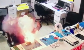 Telefon bataryası bir anda alev aldı