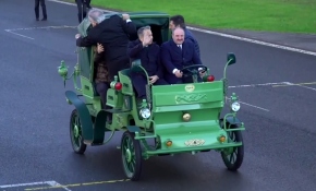 Bakan Varank, yerli elektrikli faytonu F1 pistinde kullandı