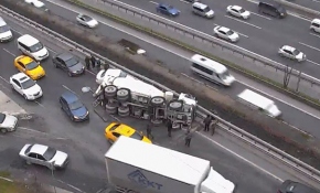 Bağcılar'da beton mikseri otomobilin üzerine devrildi