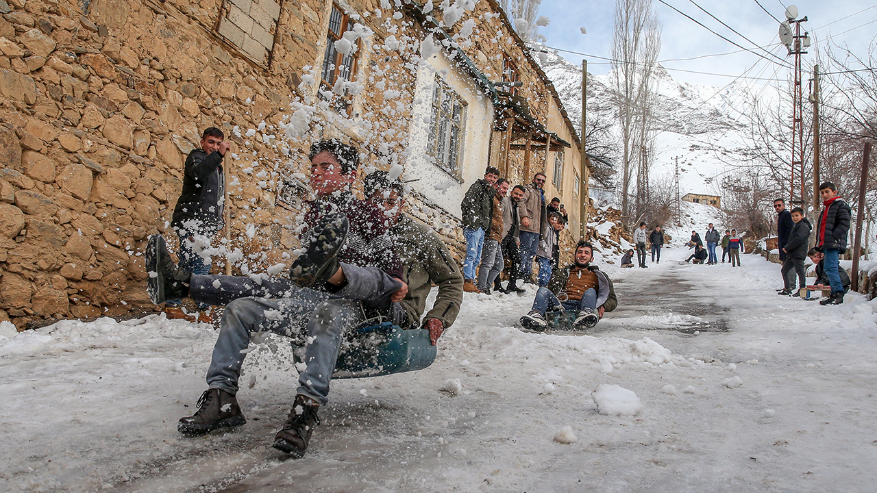 Kentte kışın en çetin geçtiği, yolunun sürekli kapanması nedeniyle de "9`uncu gezegen" olarak adlandırılan Bahçesaray`da karın ardından güneşli havayı fırsata dönüştüren çocuklar, eğlenceli anlar yaşıyor. 