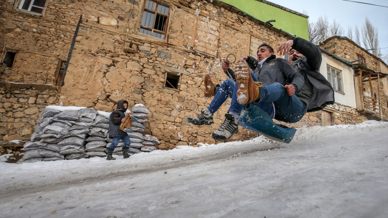 Adeta kayak pisine dönüştürdükleri tepelerden hızla kayan çocuklar, kardan yapılan rampadan havalanıp zaman zaman düşerek tehlike atlatsalar da bu eğlenceden vazgeçmiyor.
