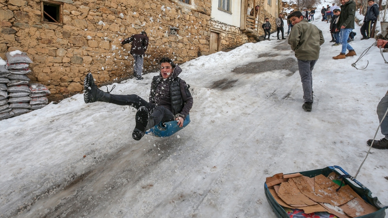 Çocukların mutlu anlarına tanıklık eden mahalle sakinleri ise hem eğlenceli anlar yaşıyor hem de başarılı olanlara alkışla destek veriyor.