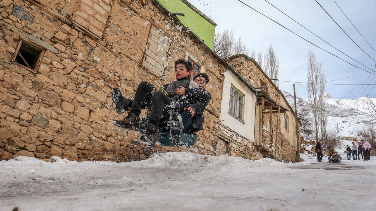 Karlı yollardan, tepelerden kaymanın heyecan verici olduğunu anlatan Ereğli, ilçeye bir kayak merkezi yapılmasını istedi. 