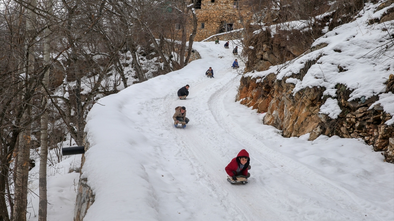 Çocuklarını heyecanına ortak olan Gençlik Hizmetleri ve Spor İlçe Müdürü Muhammet Affan Orhan da Türkiye`nin en çok kar alan bölgelerinden birinde yaşadıklarını belirtti.