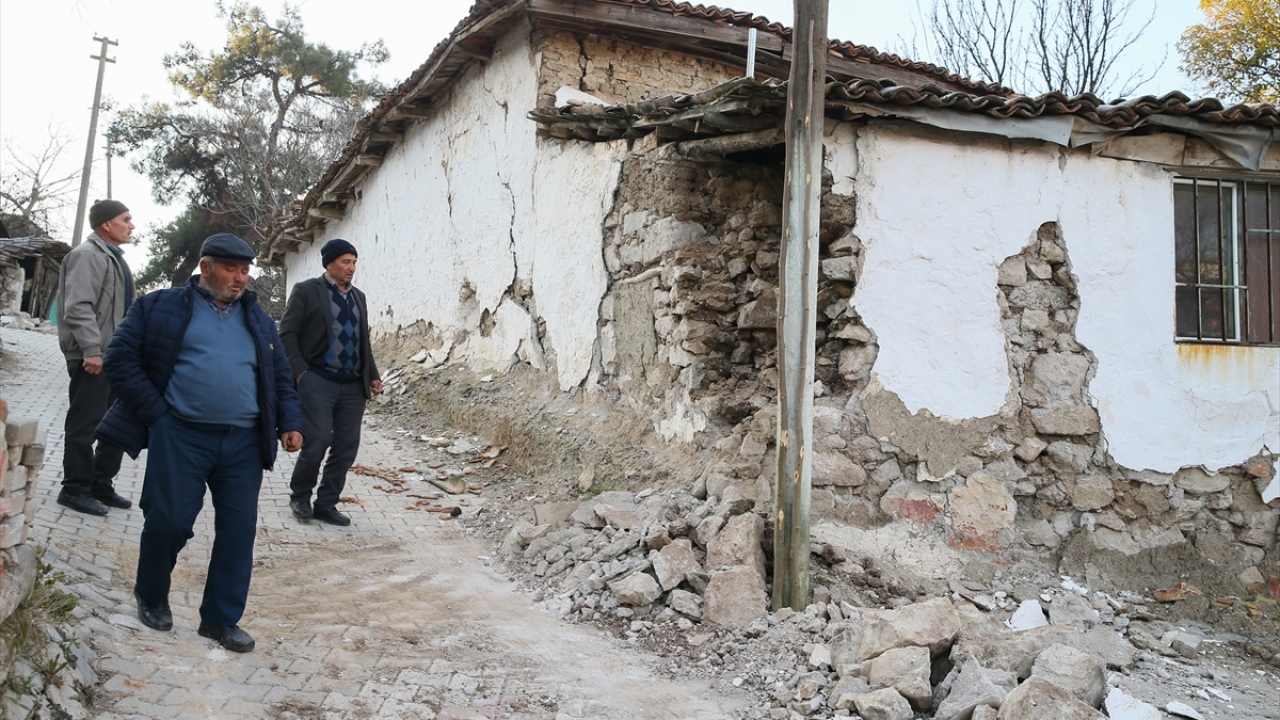 Manisa�daki deprem sonrası hasar tespit çalışması başlatıldı TRT Manisa�daki deprem sonrası hasar tespit çalışması başlatıldı TRT