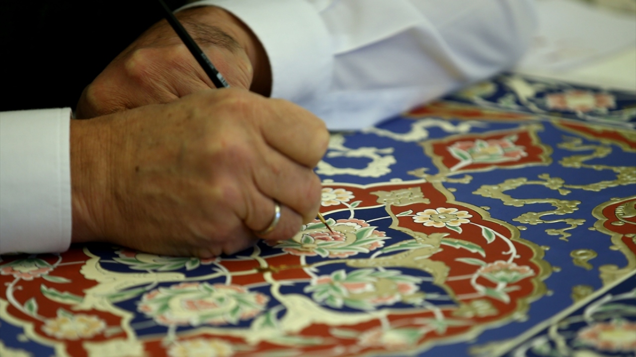 Mimar Sinan`ın eserlerinden Nurbanu Valide Sultan Külliyesi`nde yer alan Gelenekli Sanatlar Merkezi Nakkaşhane`de görev yapan İrteş, sanat hayatını, güncel çalışmalarını ve kalem işinin inceliklerini anlattı.