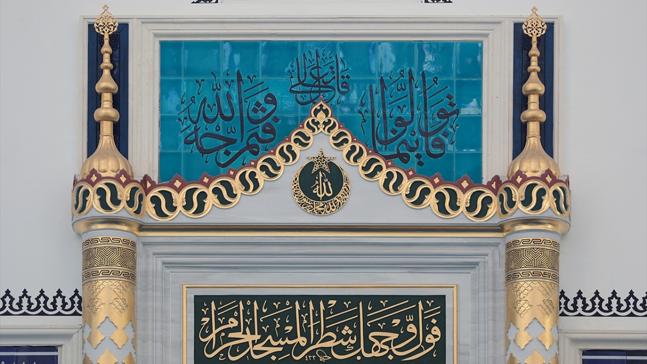 Kubbenin üzerindeki alemden tabanındaki halıya kadar hepsinin bir üslup birliği içerisinde yapılması gerektiğini vurgulayan sanatçı, bu anlamda üç boyutlu projeler hazırladıklarını dile getirdi.