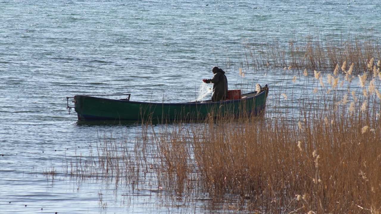Öte yandan, dondurucu soğuk havalar gölde balıkçılıkla geçimini sağlayan avcıları da olumsuz etkiledi.