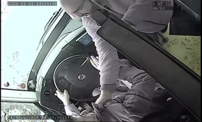 Şoför ile yolcu arasında kavga çıktı, otobüs direğe çarptı