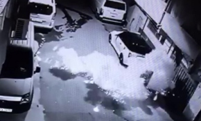 Beyoğlu'nda el yapımı patlayıcı atan şüpheliler kamerada