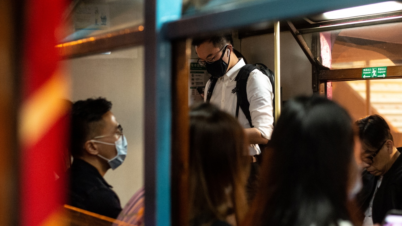 Kentte bugün itibariyle, otobüs, metro, feribot seferleriyle hava yolu ve demiryollarının dış hat seferleri ikinci bir talimata kadar kapatıldı.