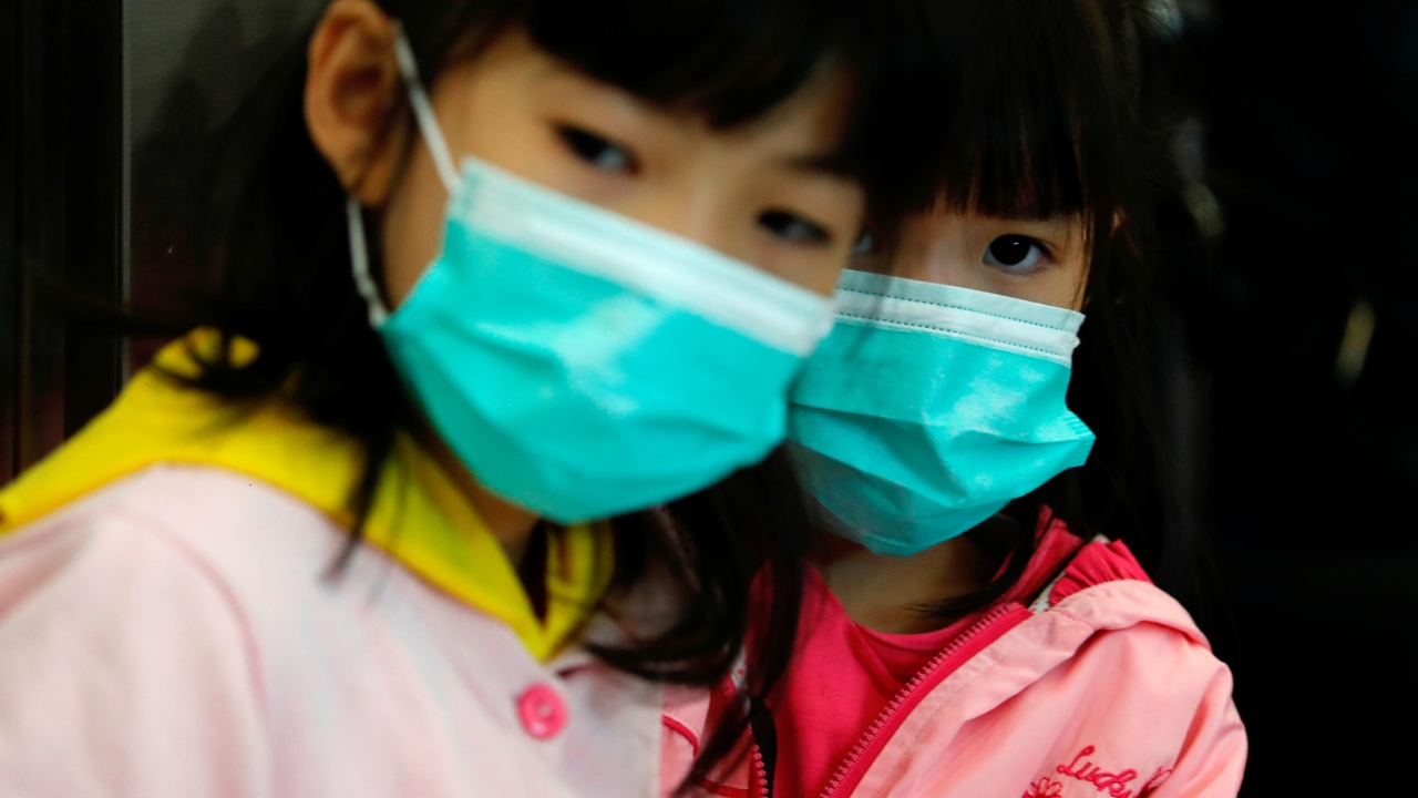 Bazı hastalarda ishal, bulantı, kusma şeklinde sindirim sistemi bulguları da tabloya eşlik ediyor. Birçok hastada zatürre ve böbrek yetmezliği gibi ciddi komplikasyonlar gelişiyor.