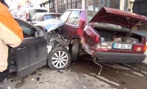 Ara yolda hızla giden otomobil sürücüsü kaza yaptı: 6 araç hasar gördü