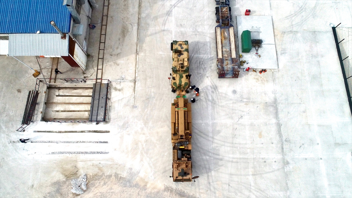 Yüzde 60 eğimde zorlanmadan ilerleyen kurtarıcı, bom vinci, yedekte çekme, çeki demiri ile çekme, çekilme ve sudan geçme testlerinde göz doldurdu.