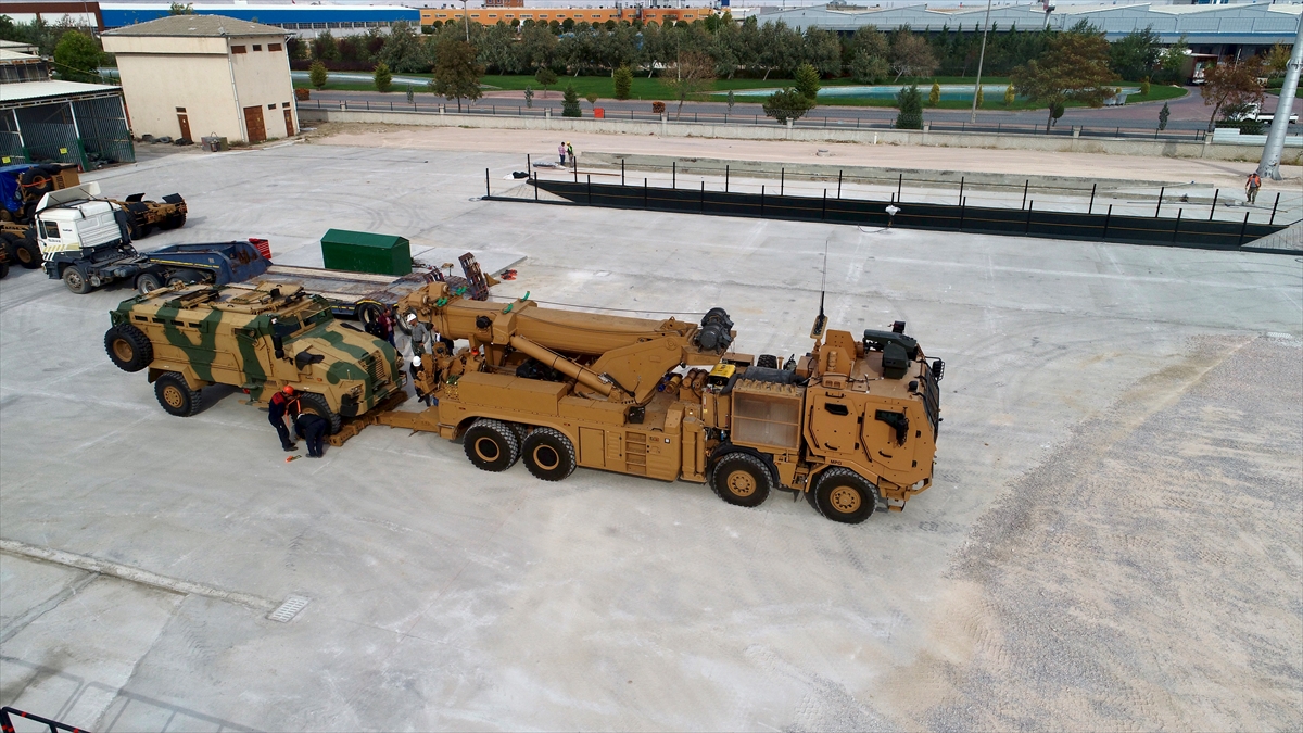 Silah kulesi ve iç konuşma sistemi testini de başarıyla tamamlayan kurtarıcı, 4 kişilik konforlu ve geniş iç hacme sahip kabini, mayın, EYP ve kinetik enerjili mühimmata karşı yüksek koruma sağlıyor.