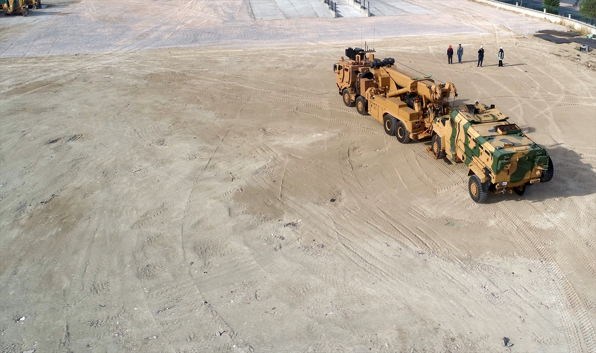 Taktik tekerlekli zırhlı askeri araçların cankurtaranı olarak ifade edilen M4K, 600 beygir gücündeki motoru, tork konvertörlü otomatik şanzımanı gibi özellikleriyle dikkati çekiyor.