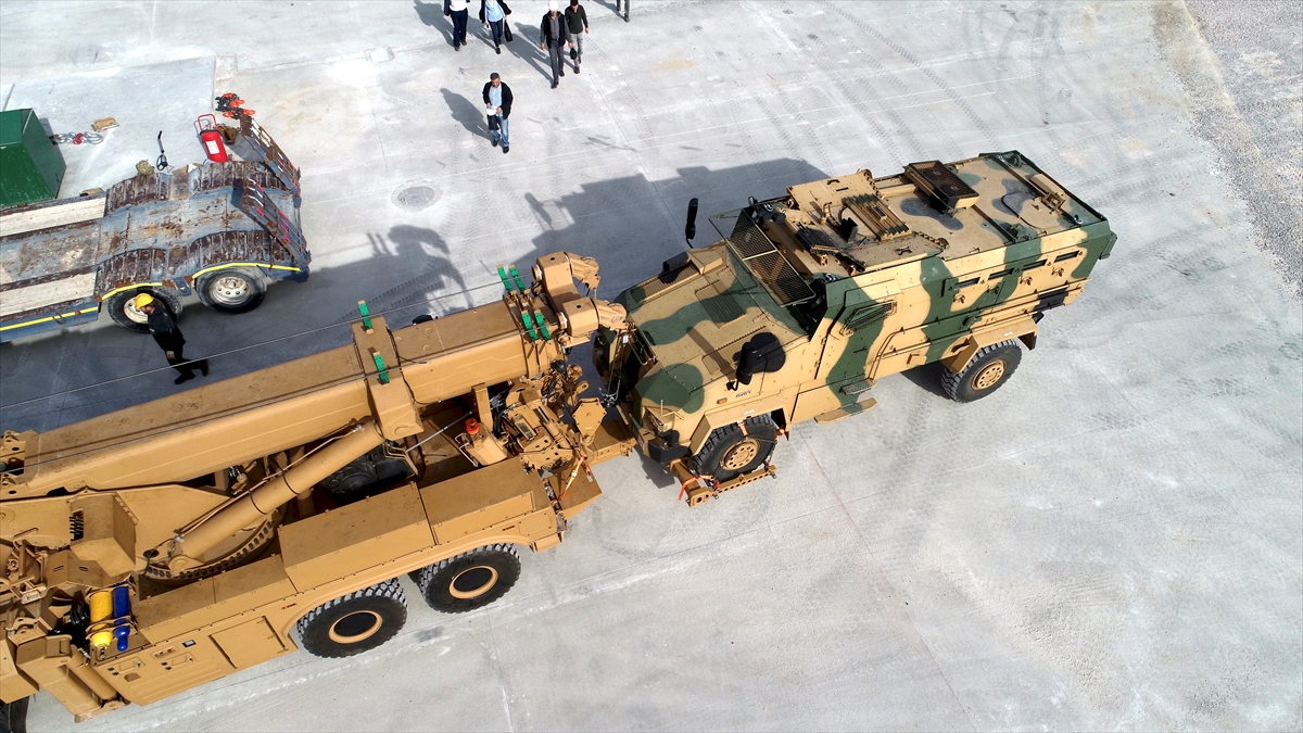 Operasyonda kullanılmak üzere 3 halat tamburuna sahip kurtarıcının, 7 metre mesafeden 25 ton kaldırma kapasitesi bulunuyor.