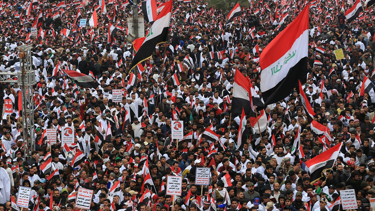 Bağdat`ın merkezi Cadiriye bölgesinde düzenlenen gösteriye yüz binlerce kişi katıldı. 