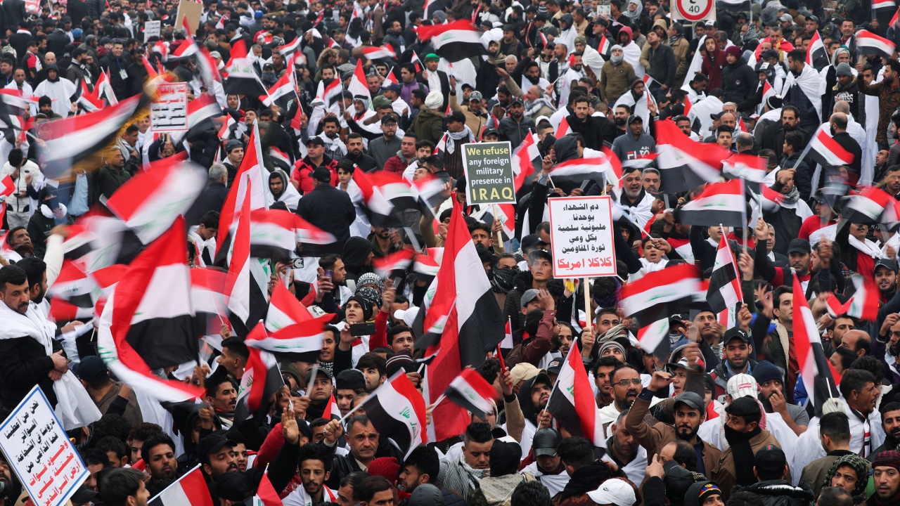 Sadr yanlılarının temsili kefen giyerek katıldığı gösteriye, Şii milis gücü Haşdi Şabi destekçilerinden de katılanlar oldu. 
