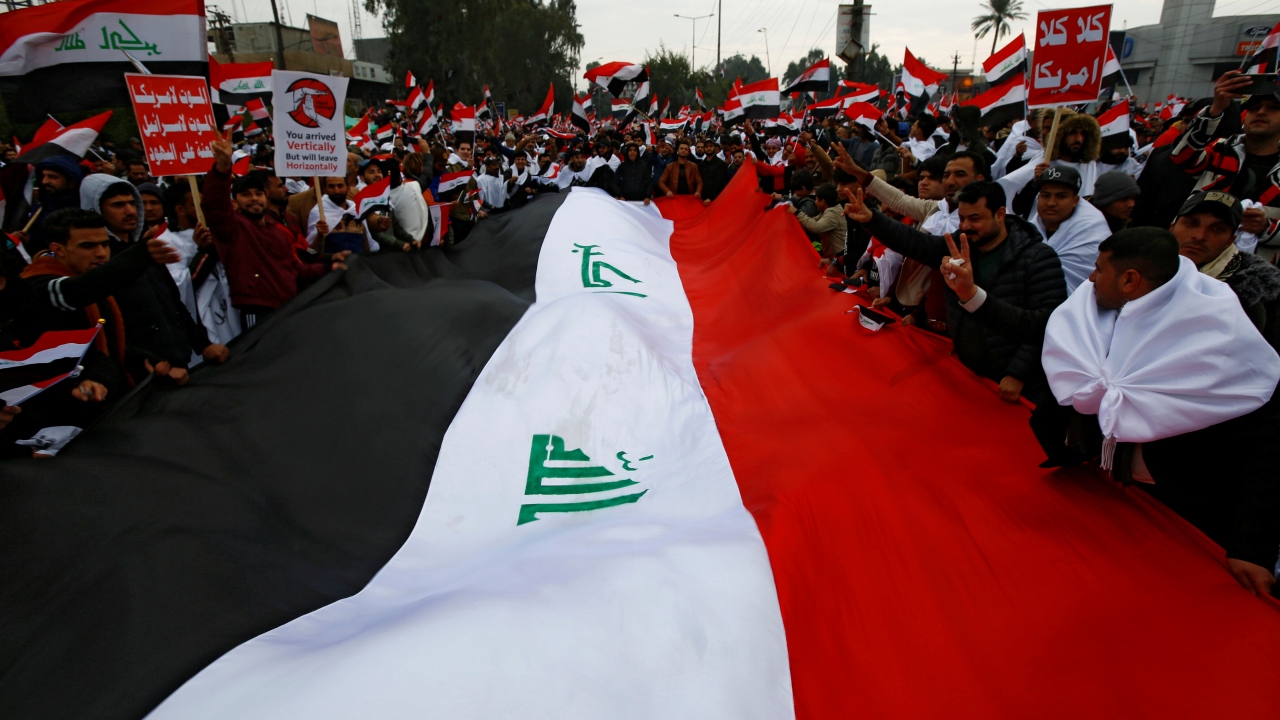 Irak bayrakları taşıyan göstericiler, sık sık ABD`ye ve Irak`taki askeri varlığına karşı sloganlar attı. 