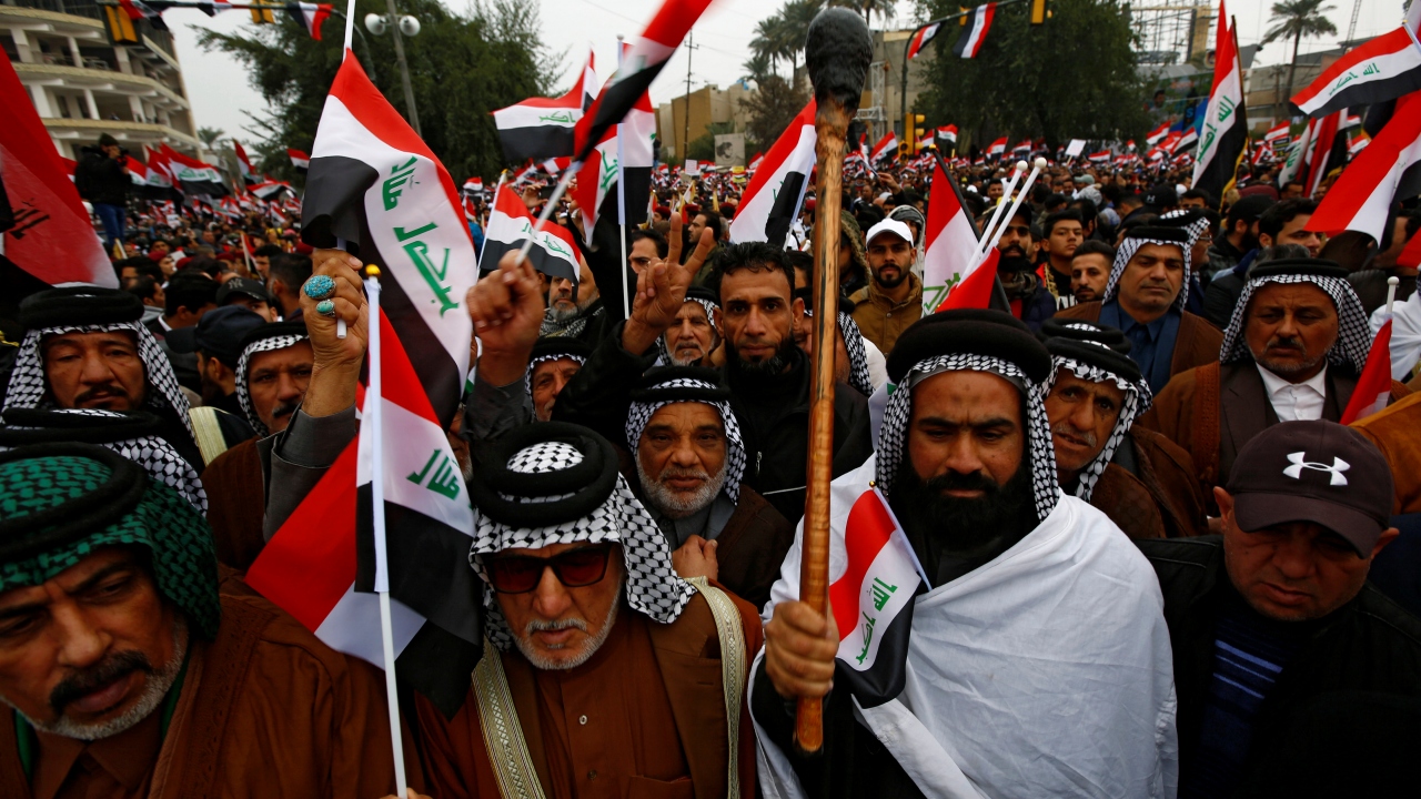 Bağdat`ta gösteri nedeniyle üst düzey güvenlik önlemleri alındı, Cadiriye bölgesine çıkan yollar trafiğe kapatıldı.