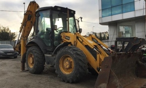 Kepçeyle yolu kapatıp yer altı kablolarını çaldılar