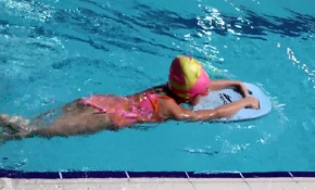 Kayseri'de engelli öğrenciler yüzme öğreniyor