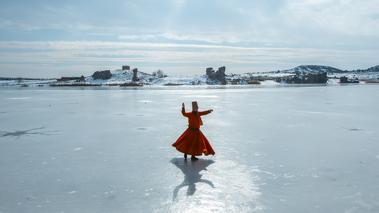 Afyonkarahisar`ın İhsaniye ilçesine bağlı Döğer beldesinde yer alan Emre Gölü, soğuk hava dolayısıyla buz tutarken farklı bir etkinliğe de ev sahipliği yaptı.