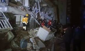 Yıkılan binalarda kurtarma çalışmaları devam ediyor