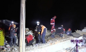 Elazığ'da kurtarma çalışmaları devam ediyor