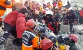 Deprem enkazından iki kişi sağ çıkarıldı