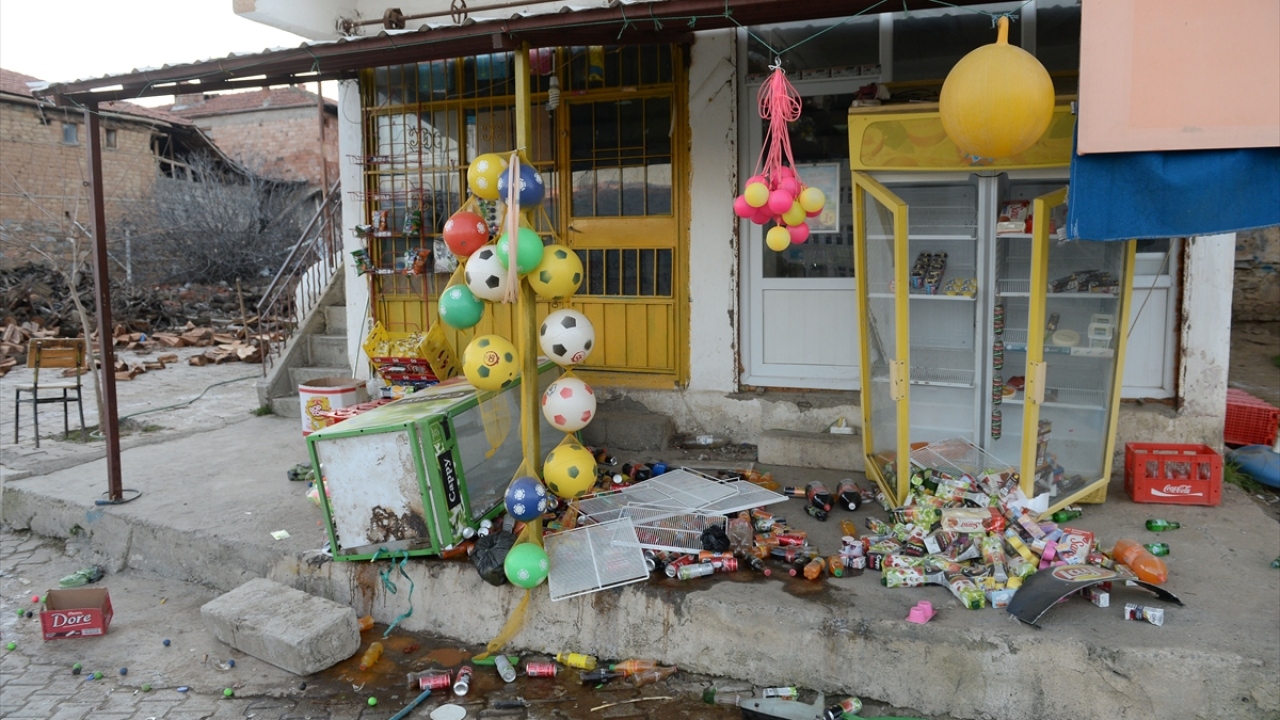 Depremin etkileri gün ağarınca ortaya çıktı