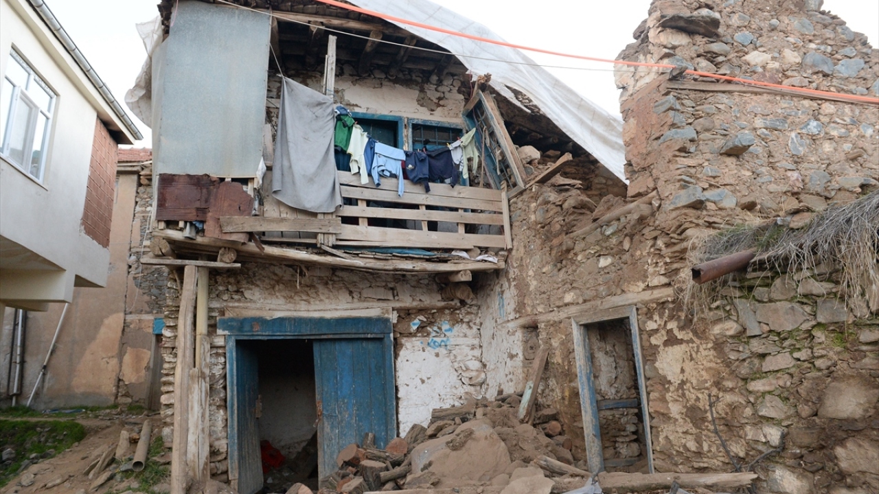Depremin etkileri gün ağarınca ortaya çıktı