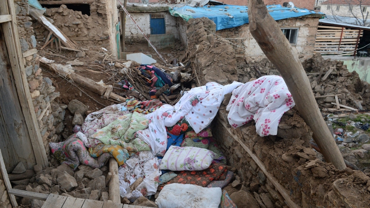 Depremin etkileri gün ağarınca ortaya çıktı