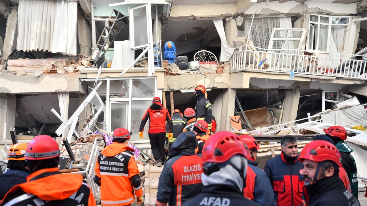 Depremin etkileri gün ağarınca ortaya çıktı