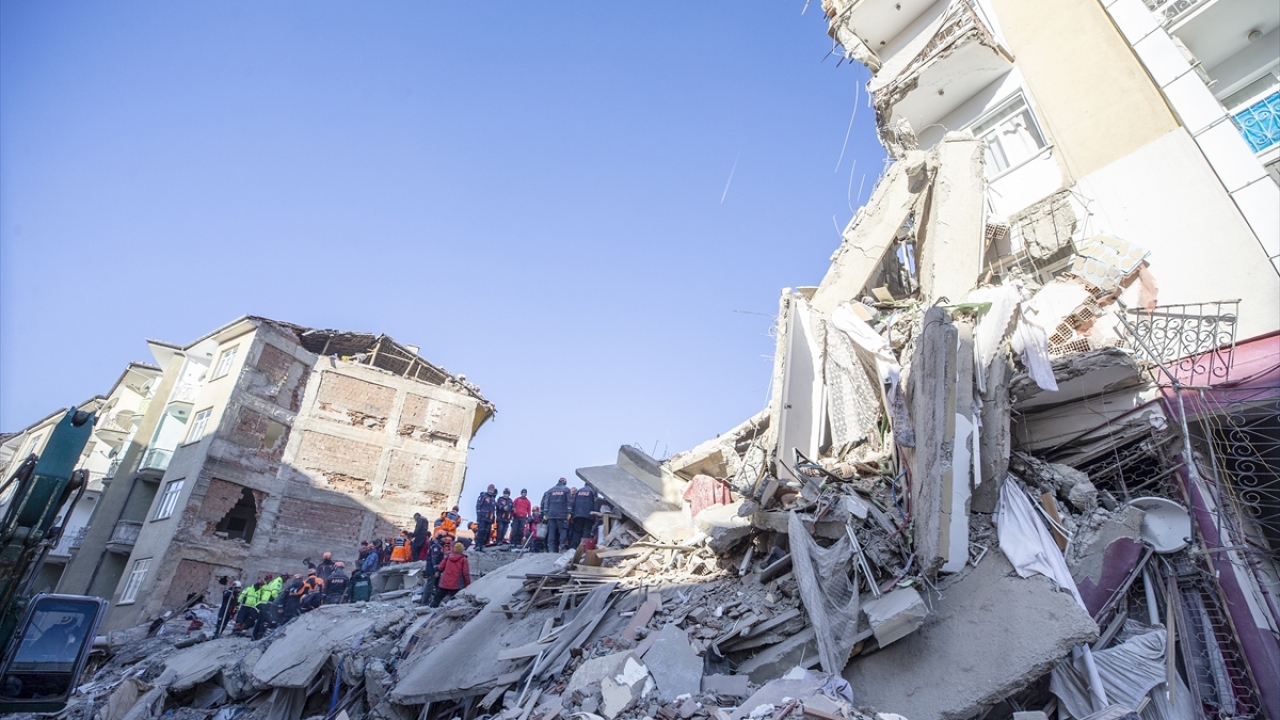 Depremin etkileri gün ağarınca ortaya çıktı