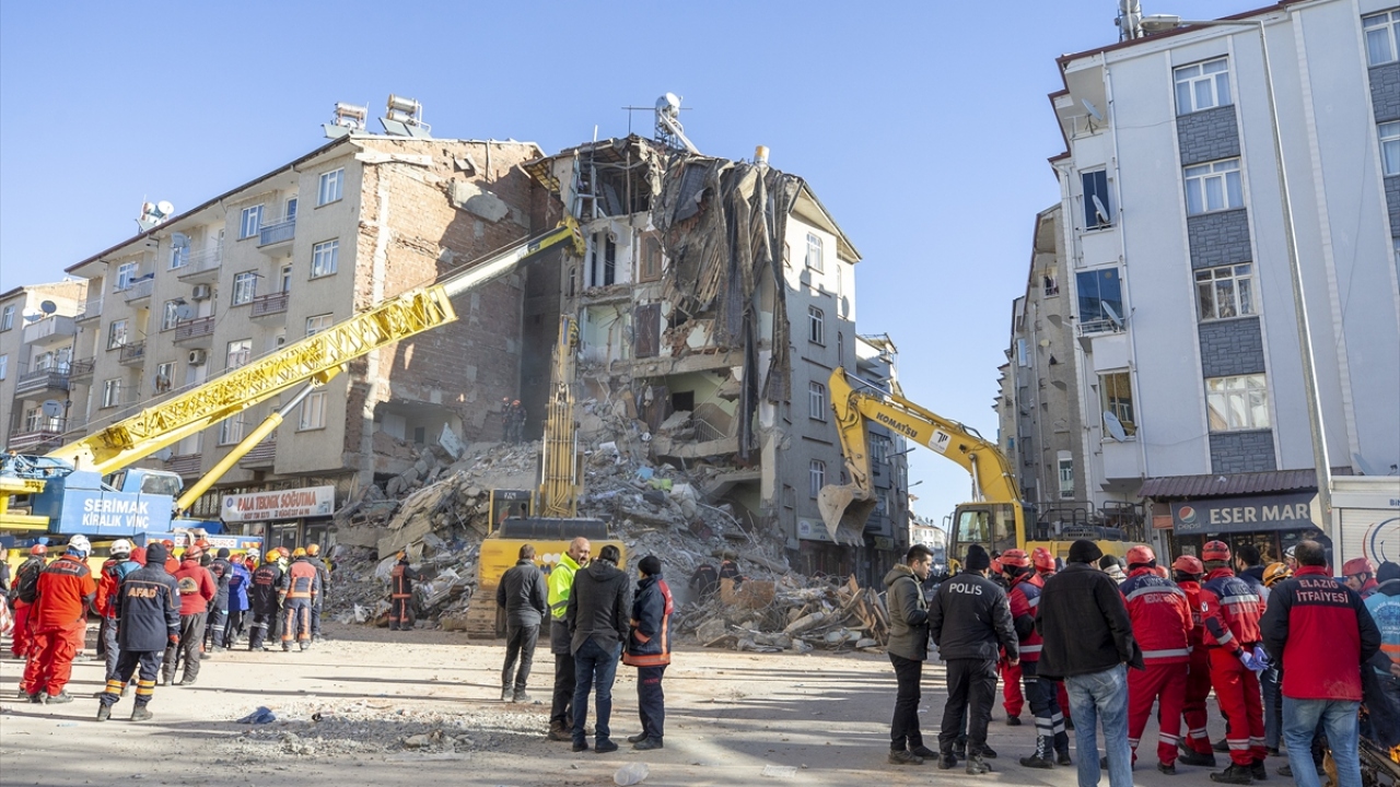 Depremin etkileri gün ağarınca ortaya çıktı