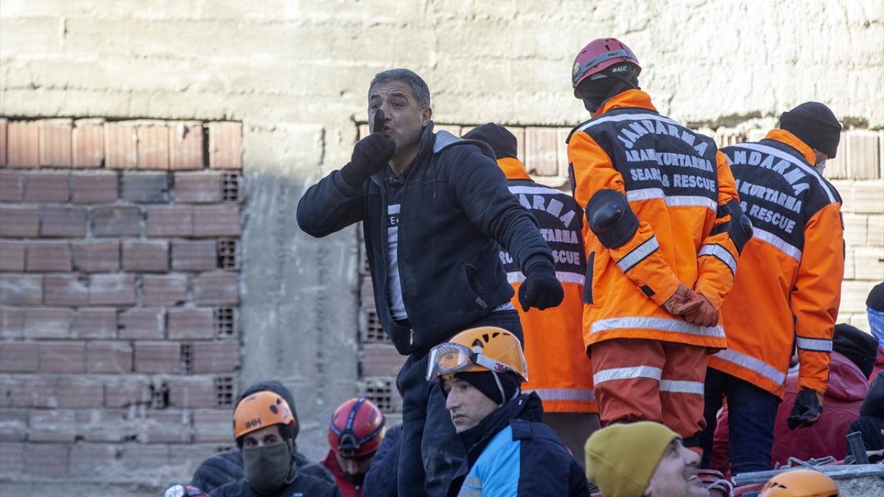 Depremin etkileri gün ağarınca ortaya çıktı