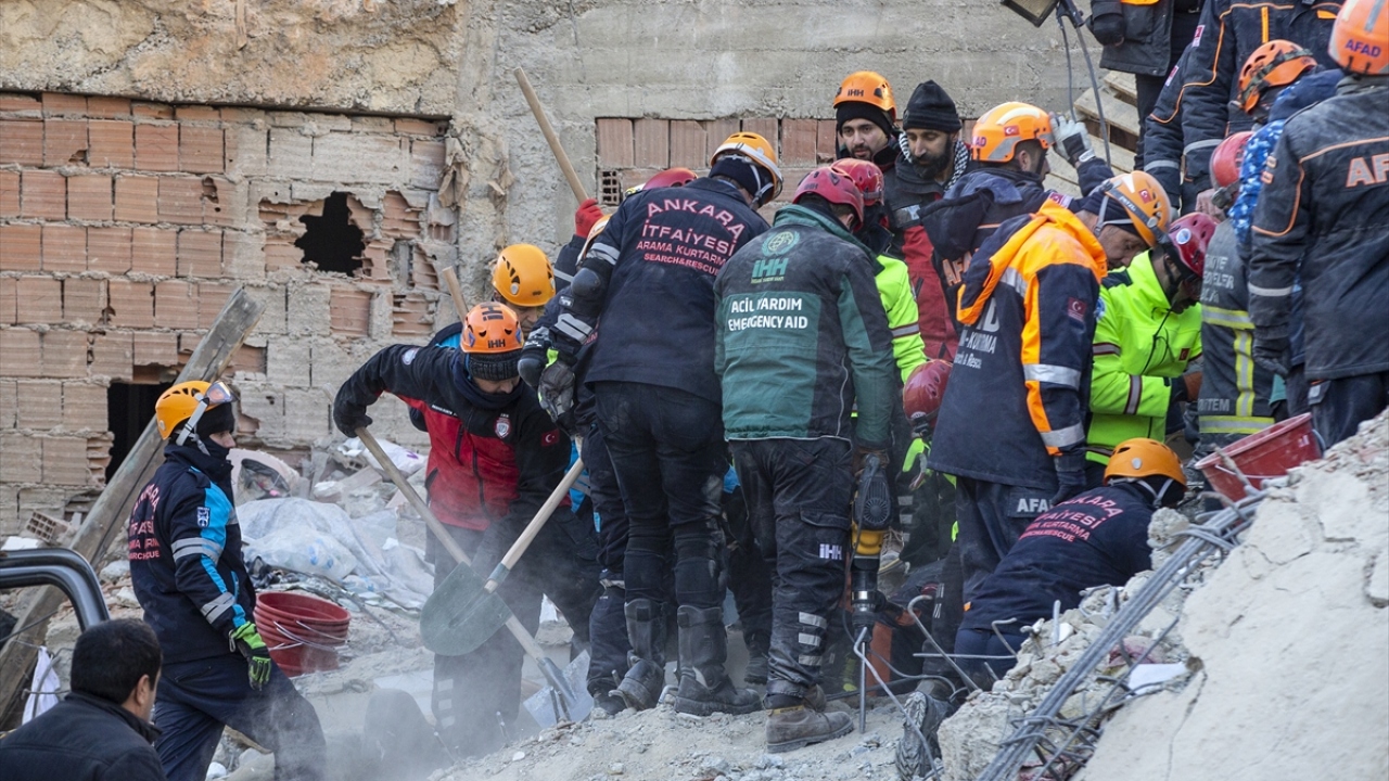 Depremin etkileri gün ağarınca ortaya çıktı