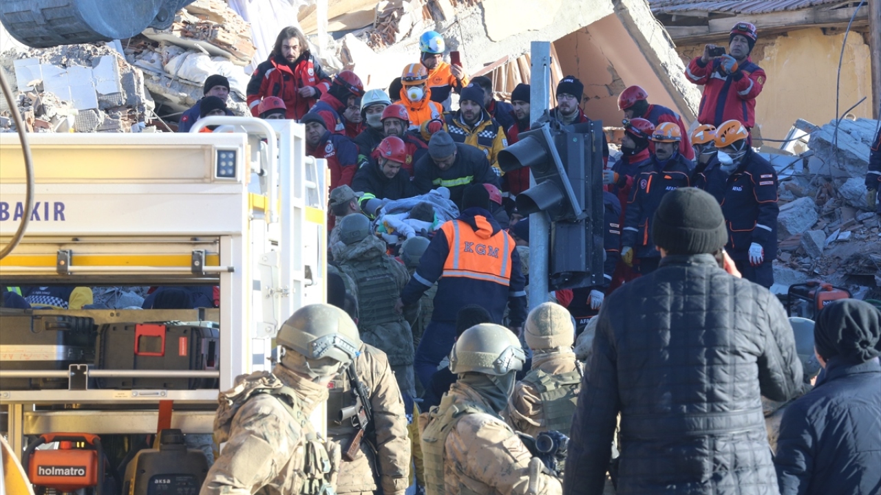Depremin etkileri gün ağarınca ortaya çıktı