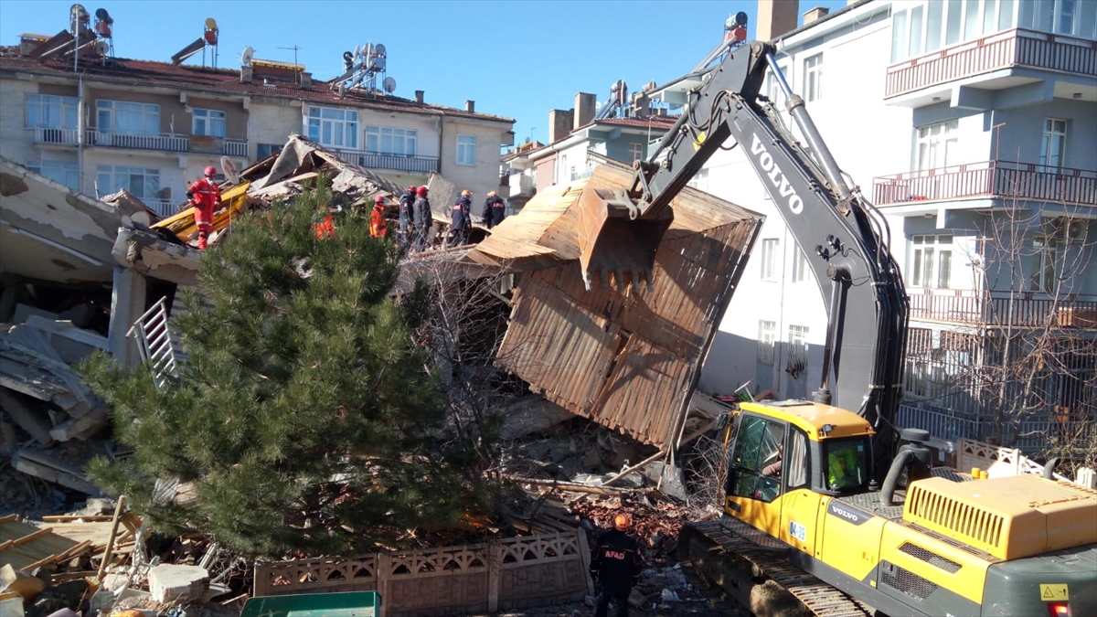 Depremin etkileri gün ağarınca ortaya çıktı