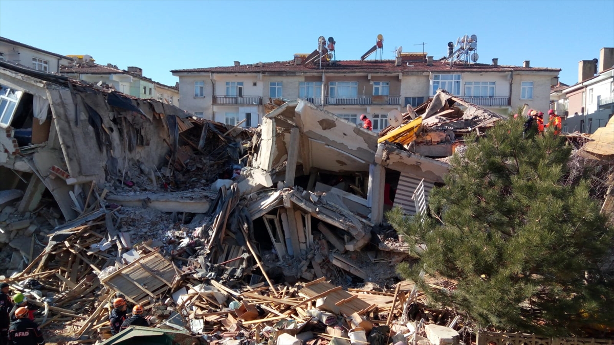 Depremin etkileri gün ağarınca ortaya çıktı