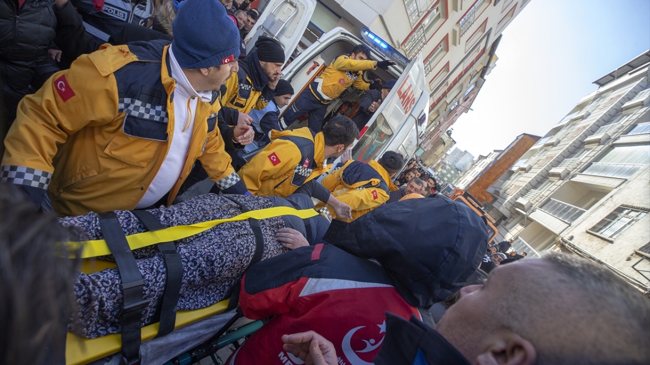 Depremin etkileri gün ağarınca ortaya çıktı