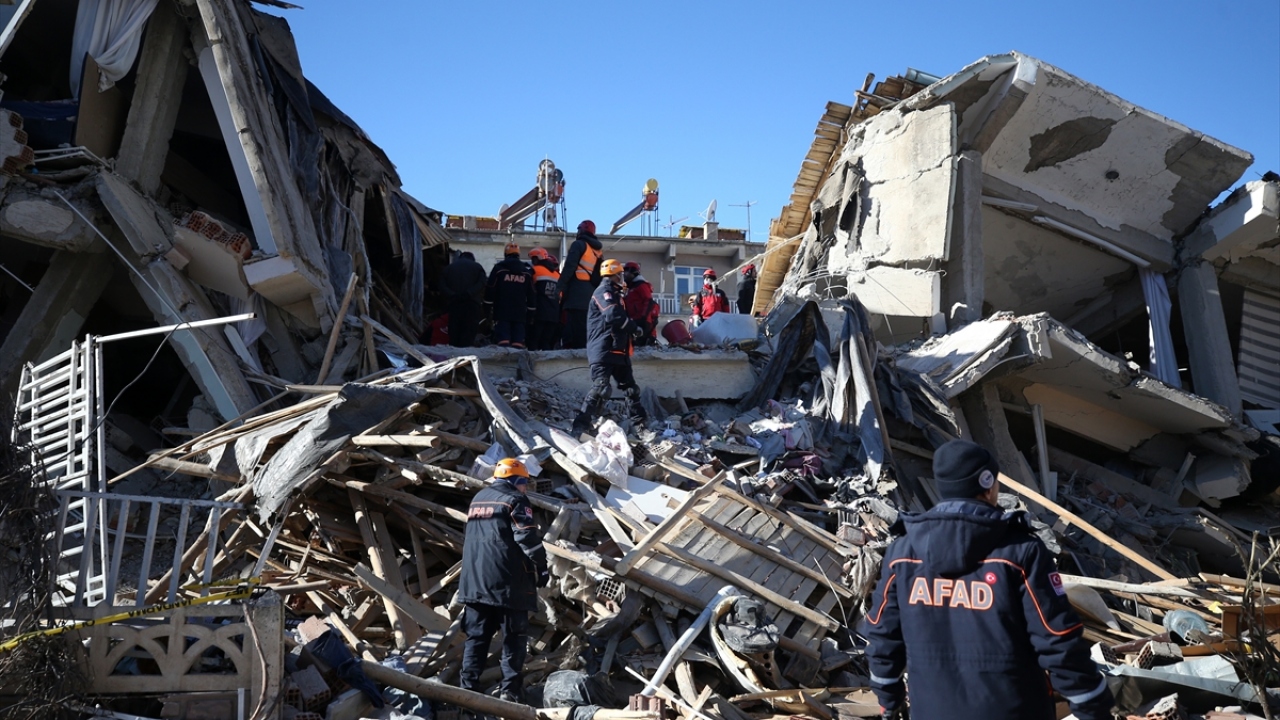 Depremin etkileri gün ağarınca ortaya çıktı