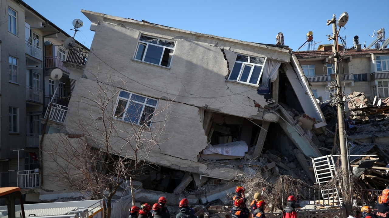 Depremin etkileri gün ağarınca ortaya çıktı