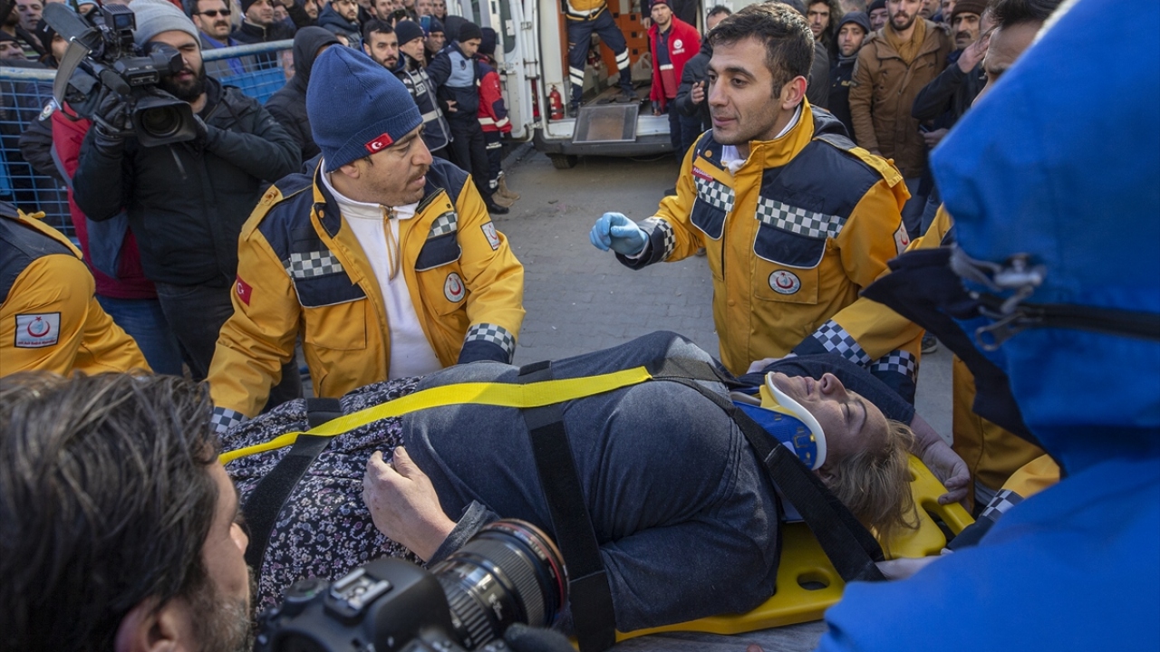 Depremin etkileri gün ağarınca ortaya çıktı