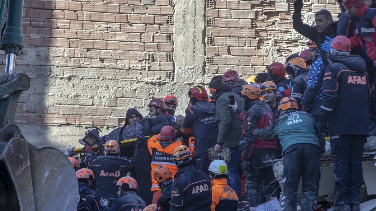 Depremin etkileri gün ağarınca ortaya çıktı