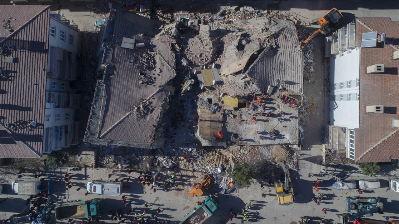 Depremin etkileri gün ağarınca ortaya çıktı